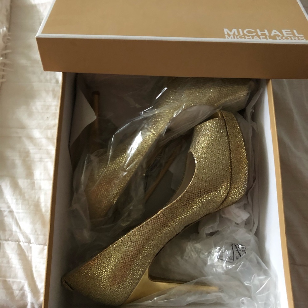 High heeled gold glitter pumps